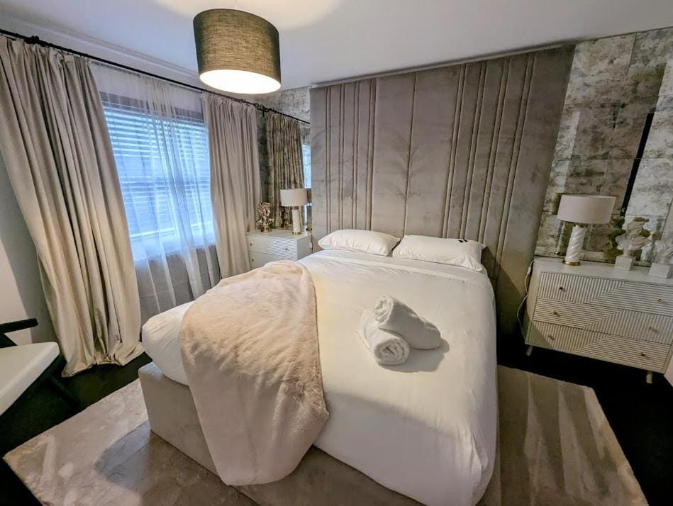 Bed, Photo of the whole room, Bedroom, towels