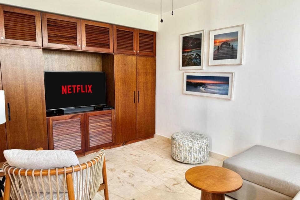 TV and multimedia, Living room, Seating area, wardrobe