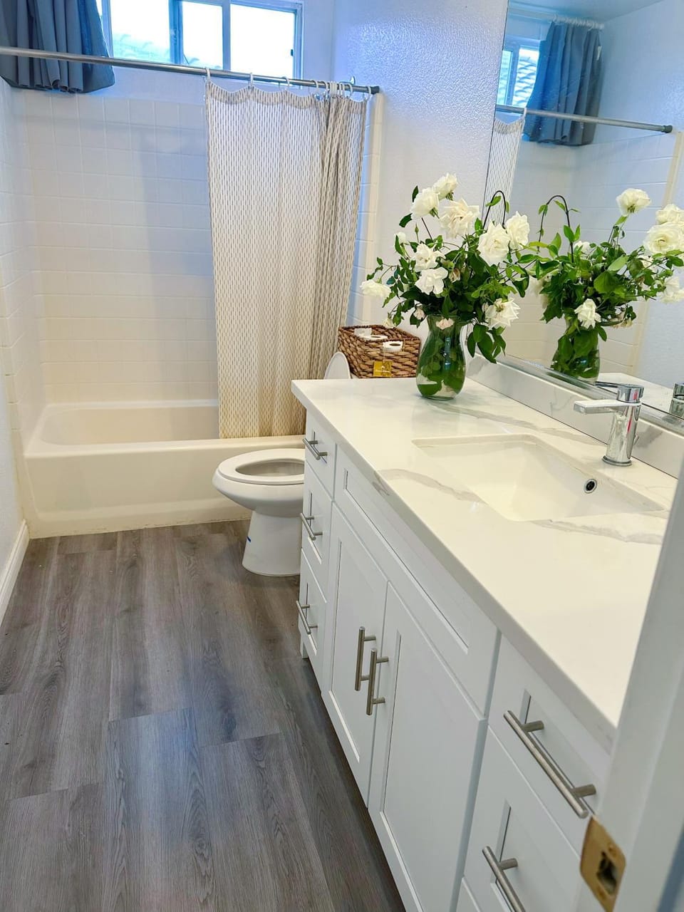 Big bedroom shared bathroom Vacation rental in Fontana