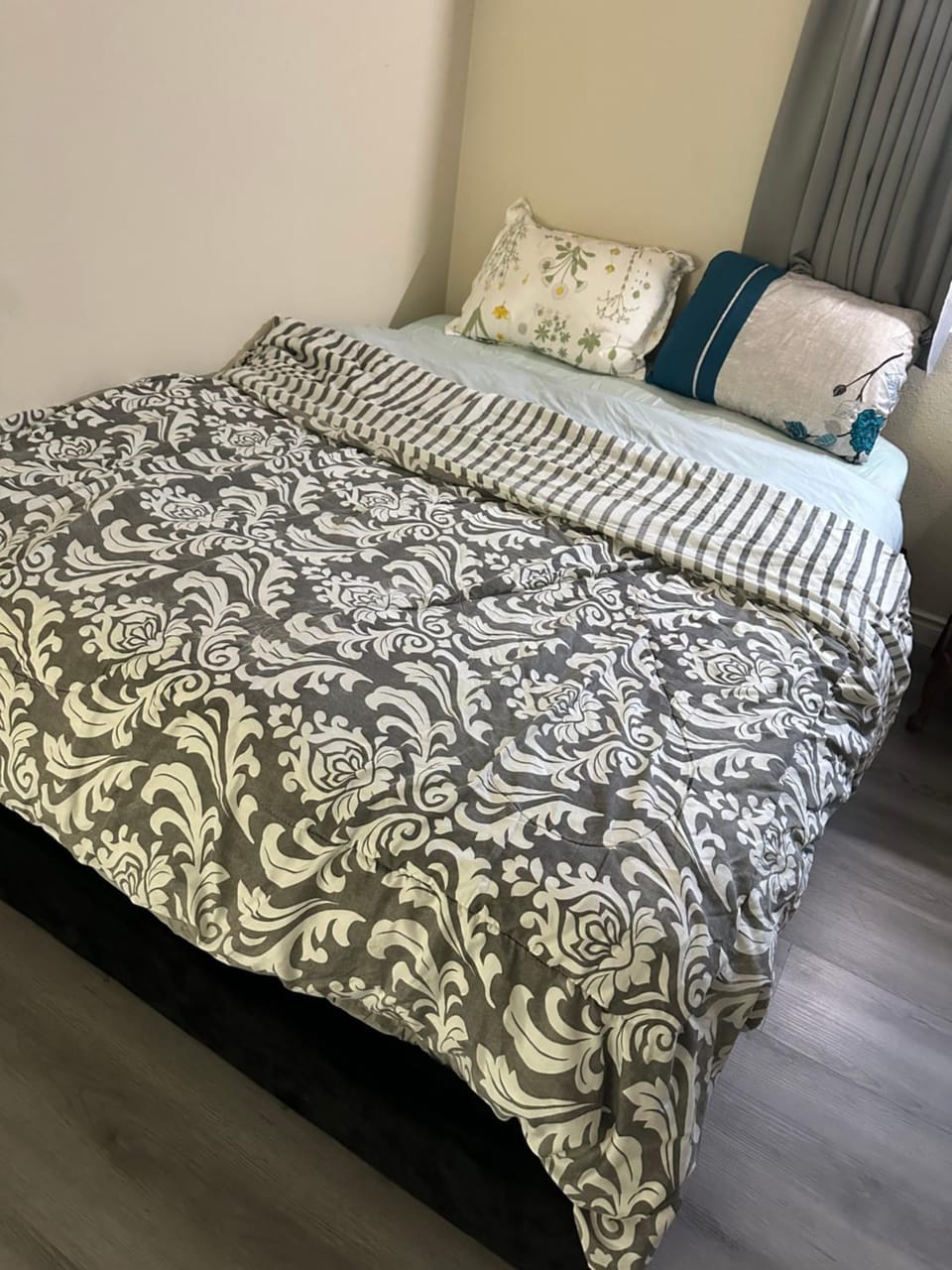 Big bedroom shared bathroom Vacation rental in Fontana