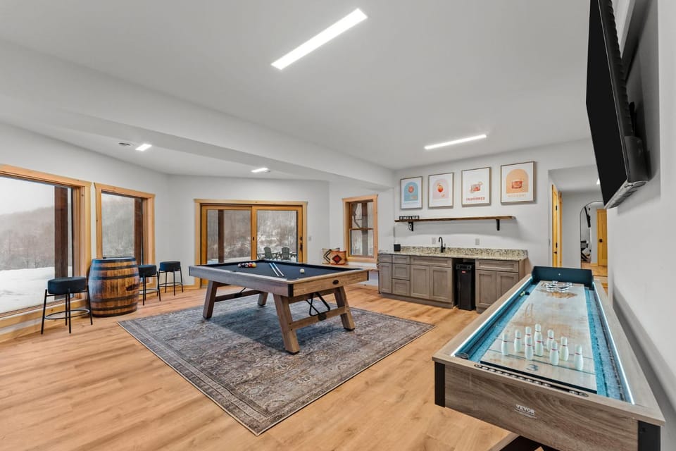 Epic 9-Bed Yellowstone Lodge Theater, Bars, Sauna & Ski Views House in Cattaraugus