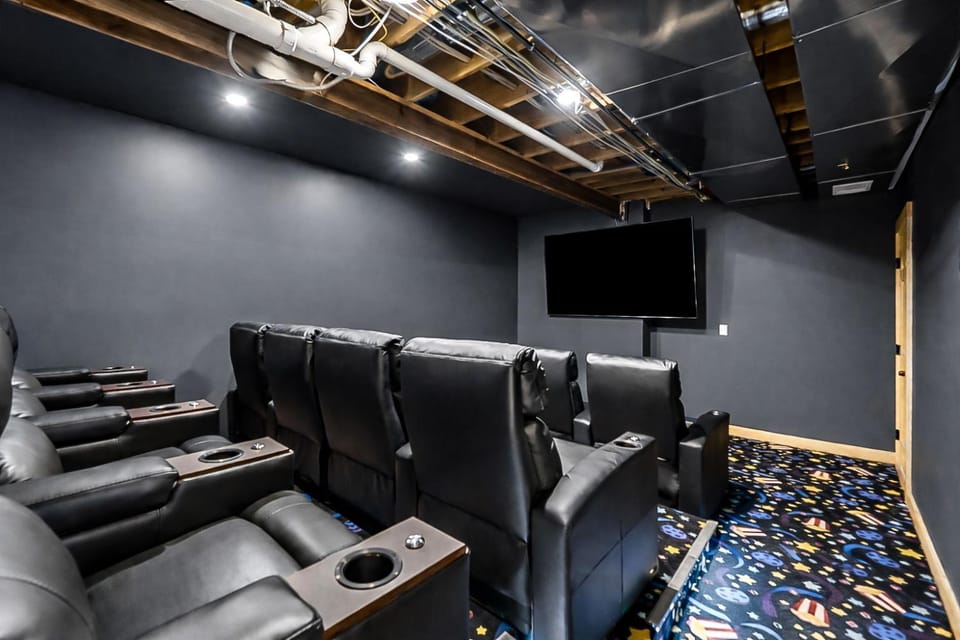 Epic 9-Bed Yellowstone Lodge Theater, Bars, Sauna & Ski Views House in Cattaraugus