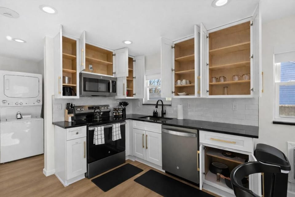 Modern 1BR 1BA Eastpointe Apartments - Pet-Friendly Apartment in Eastpointe