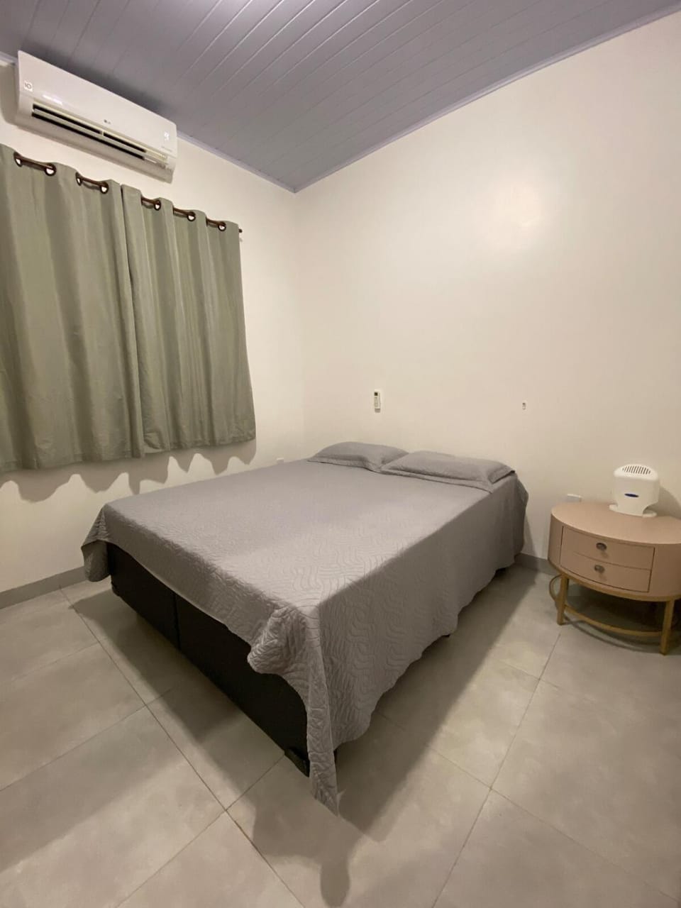 Bed, Photo of the whole room, Bedroom, air conditioner