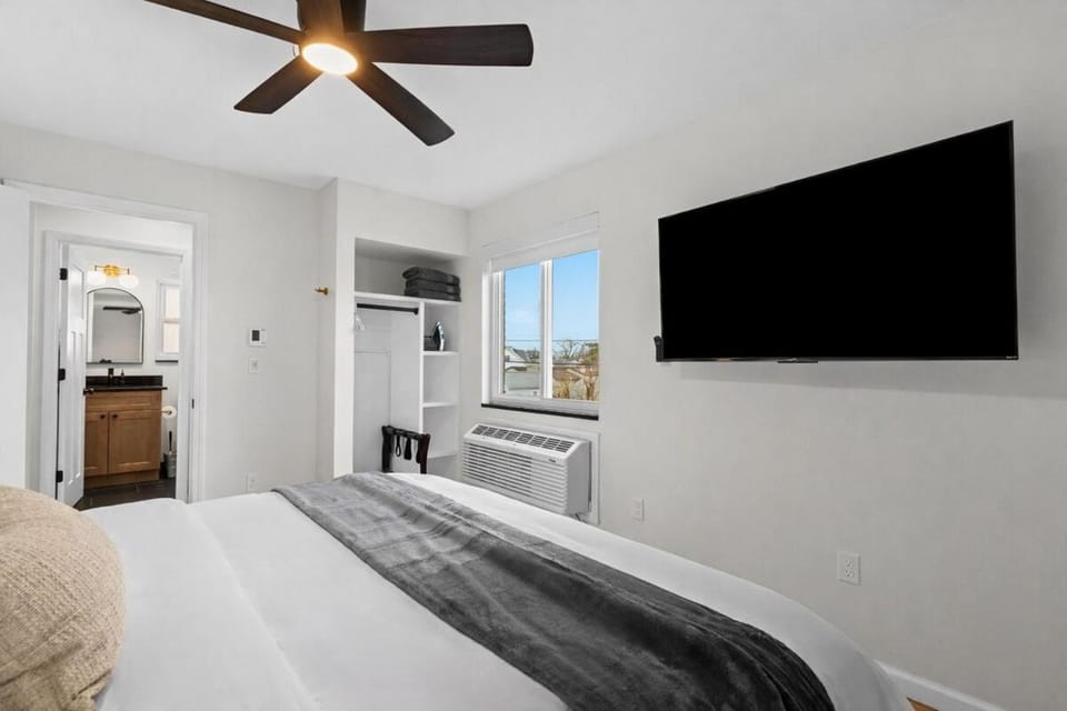 Spacious 1BR 1BA Units in Eastpointe Apartment in Eastpointe