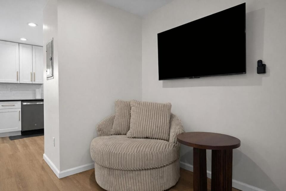 Spacious 1BR 1BA Eastpointe Apartment Apartment in Eastpointe