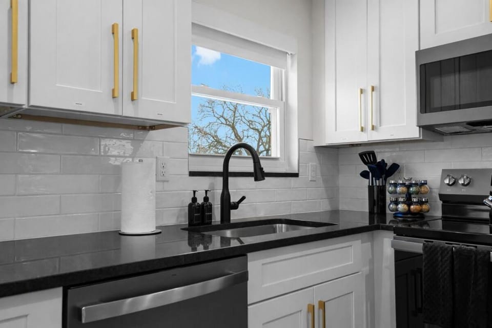 Spacious 1BR 1BA Eastpointe Apartment Apartment in Eastpointe