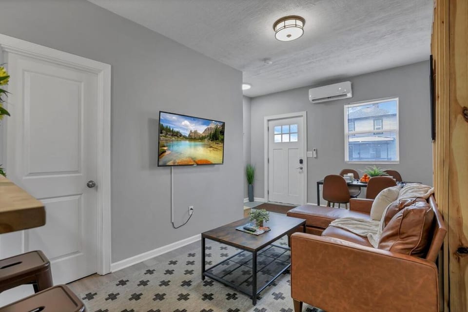 TV and multimedia, Seating area, Dining area