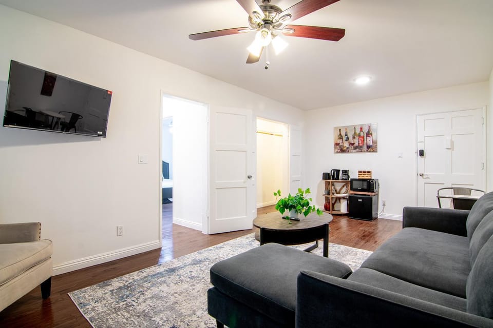 Relaxing 1 Bedroom Suite Near Beverly Hills Apartment in Beverly Hills