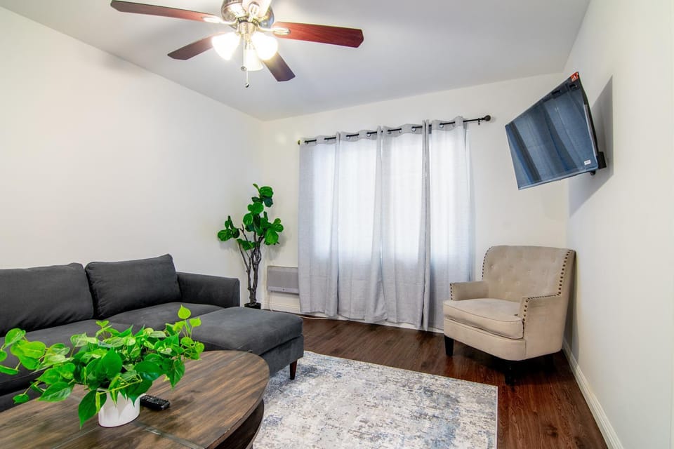 Relaxing 1 Bedroom Suite Near Beverly Hills Apartment in Beverly Hills