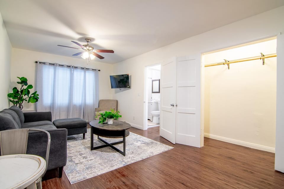 Relaxing 1 Bedroom Suite Near Beverly Hills Apartment in Beverly Hills