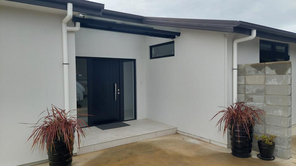 Stunning modern home with amazing harbour views Vacation rental in Dunedin