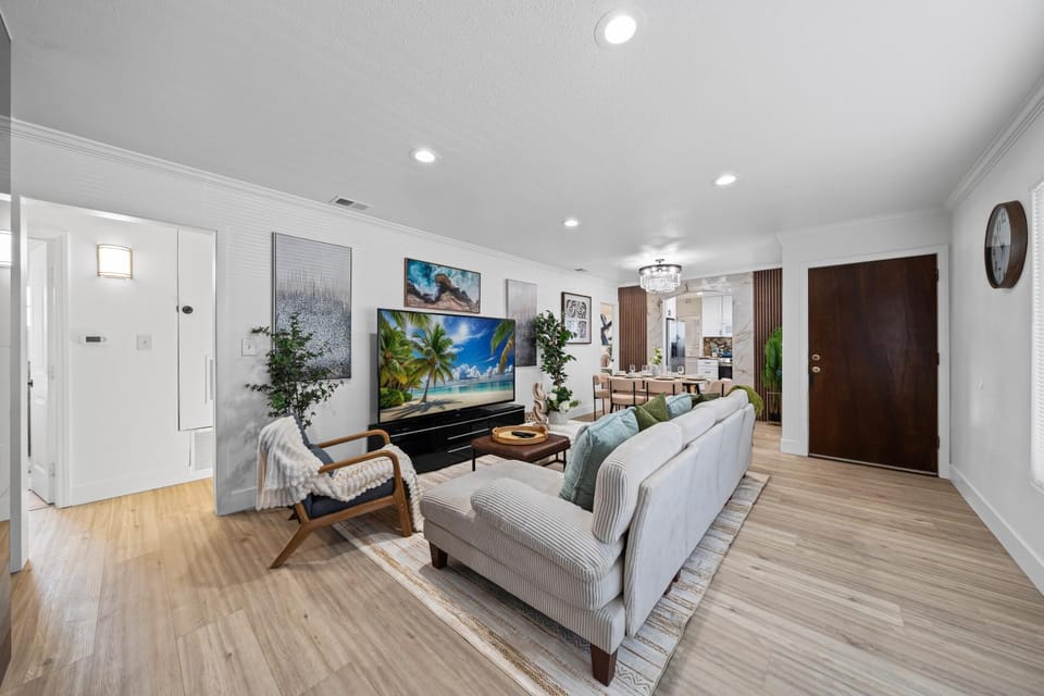 Entire Private Home with 4 Bedrooms 2 Bathrooms, King Bed, 80 TV, Gated Yard, Ranch Style, Available Now House in El Cajon