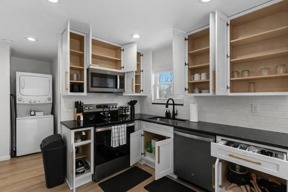 Comfortable 1BR 1BA Apartments Near Major Roads in Apartment in Eastpointe