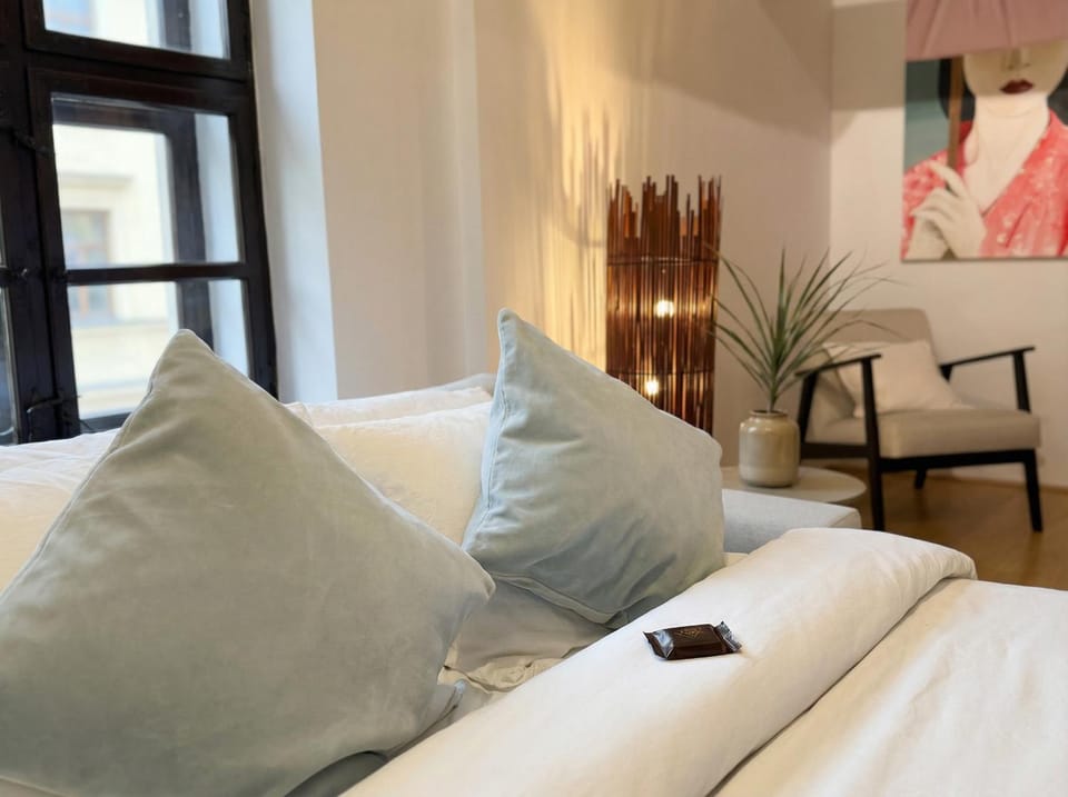 Bed, Seating area