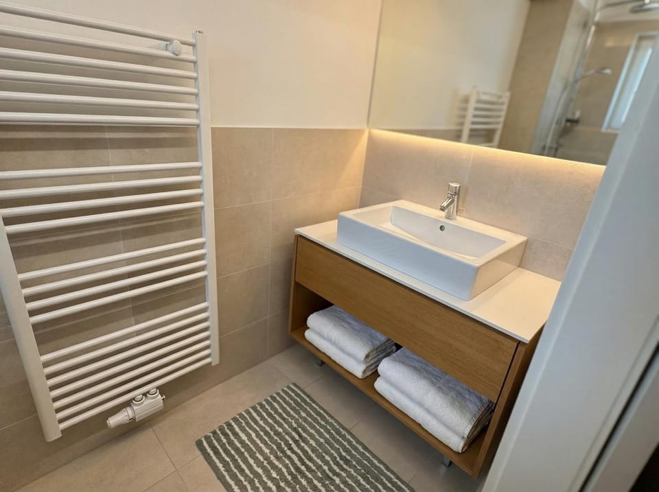 Bathroom, towels