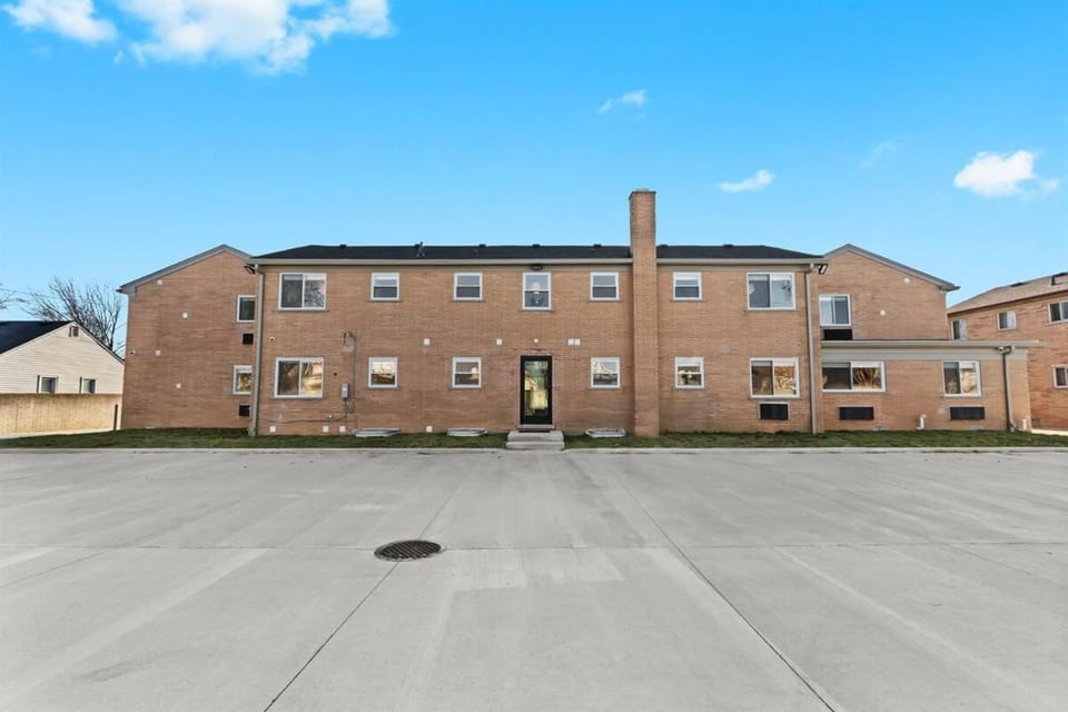 Comfortable Basement Studio Living Near Major Road Apartment in Eastpointe