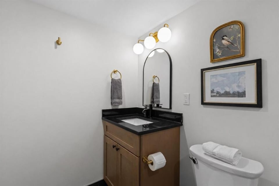 Comfortable Basement Studio Living Near Major Road Apartment in Eastpointe