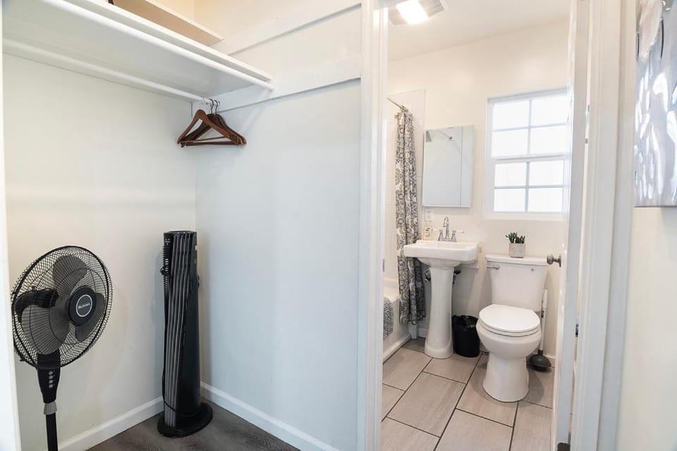 Cozy Studio Suite Near Beverly Hills Apartment in Beverly Hills