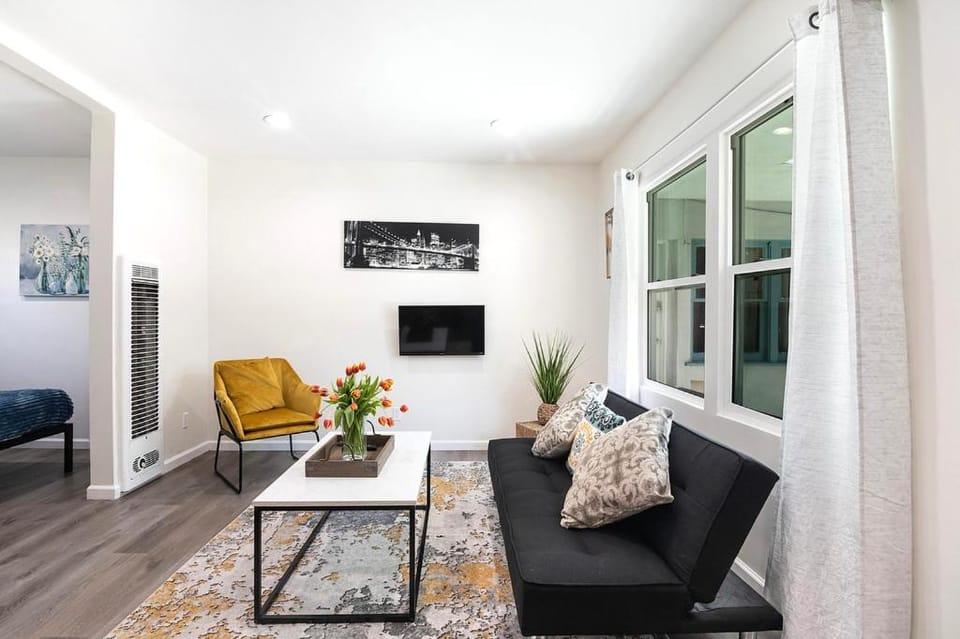 Cozy Studio Suite Near Beverly Hills Apartment in Beverly Hills