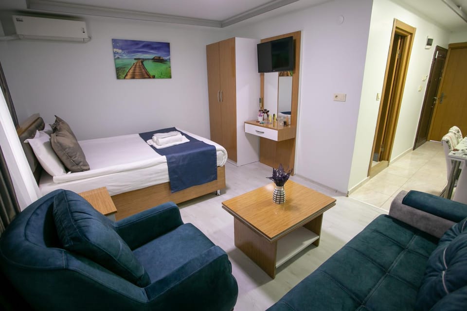 TV and multimedia, Living room, Seating area, Bedroom, air conditioner
