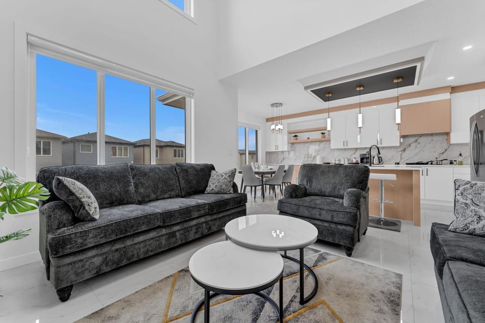 Kitchen or kitchenette, Seating area, Dining area