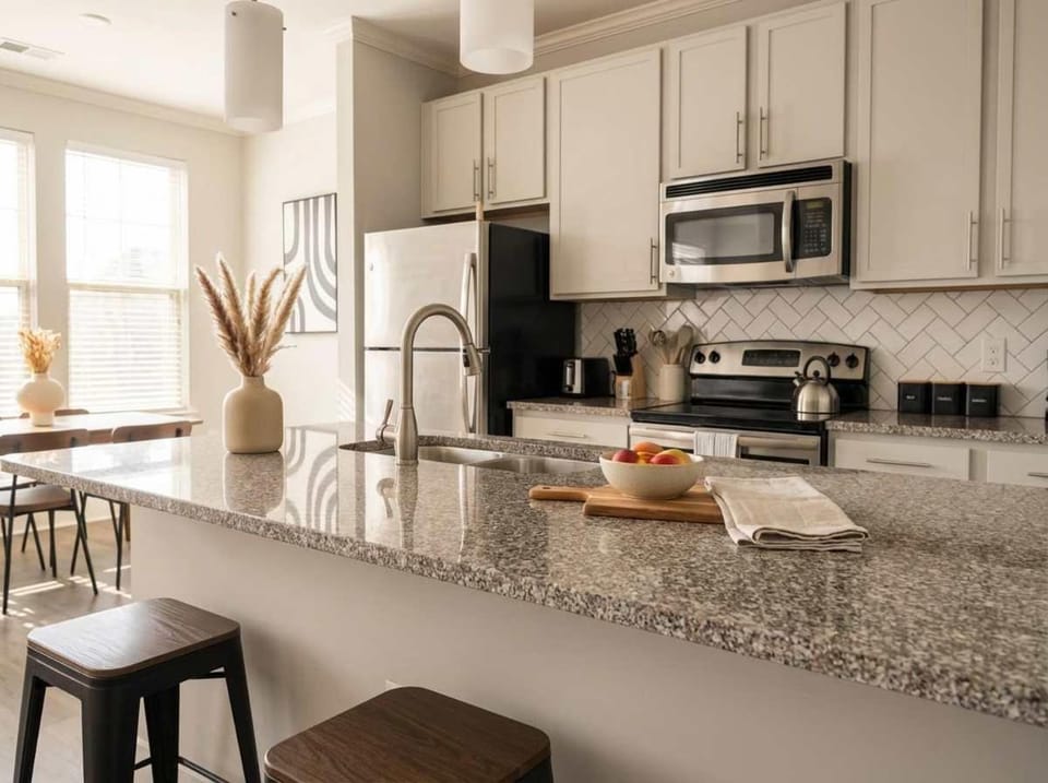 Boulevard Stays Midtown 1BR Pool Gym Parking 01 Apartment in Nashville