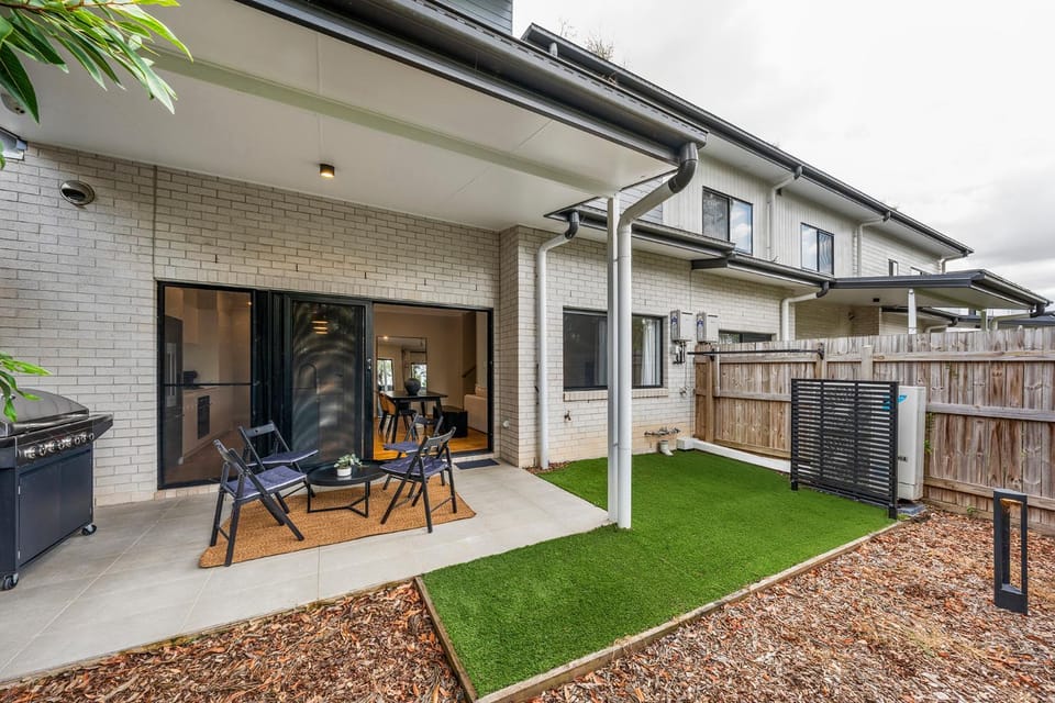 Group Stay - Showroom Home - Sleeps 10 - Parking House in Brisbane