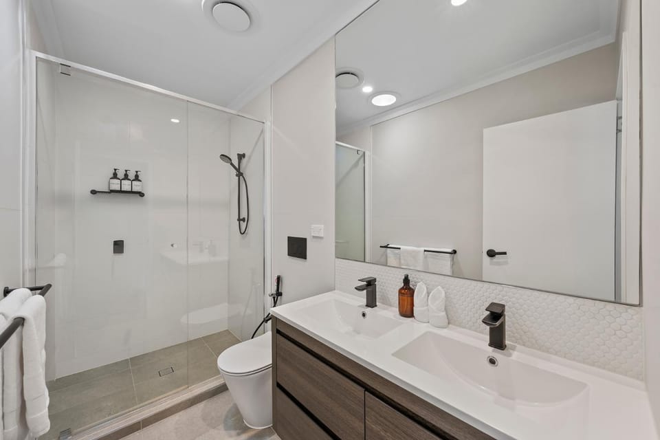 Group Stay - Showroom Home - Sleeps 10 - Parking House in Brisbane
