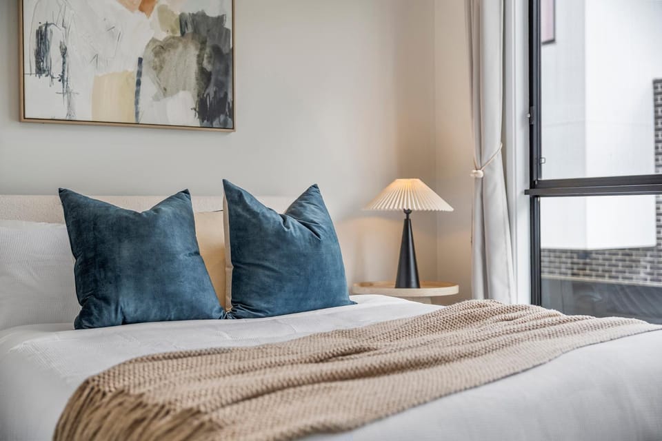 Group Stay - Showroom Home - Sleeps 10 - Parking House in Brisbane