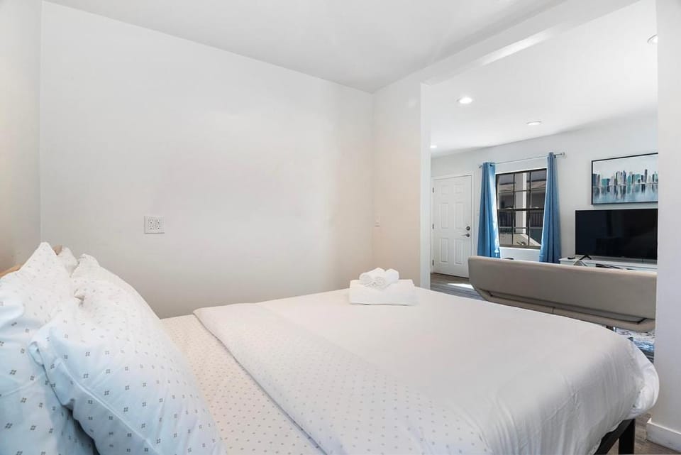 Upper-Level Studio Suite Close to Beverly Hills Apartment in Beverly Hills