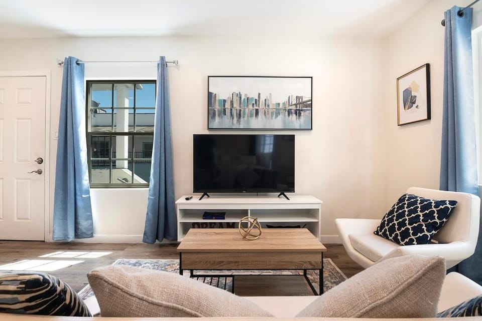 Upper-Level Studio Suite Close to Beverly Hills Apartment in Beverly Hills