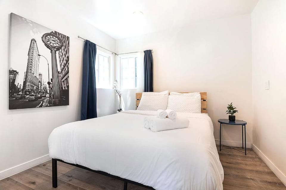 Upper-Level Studio Suite Close to Beverly Hills Apartment in Beverly Hills