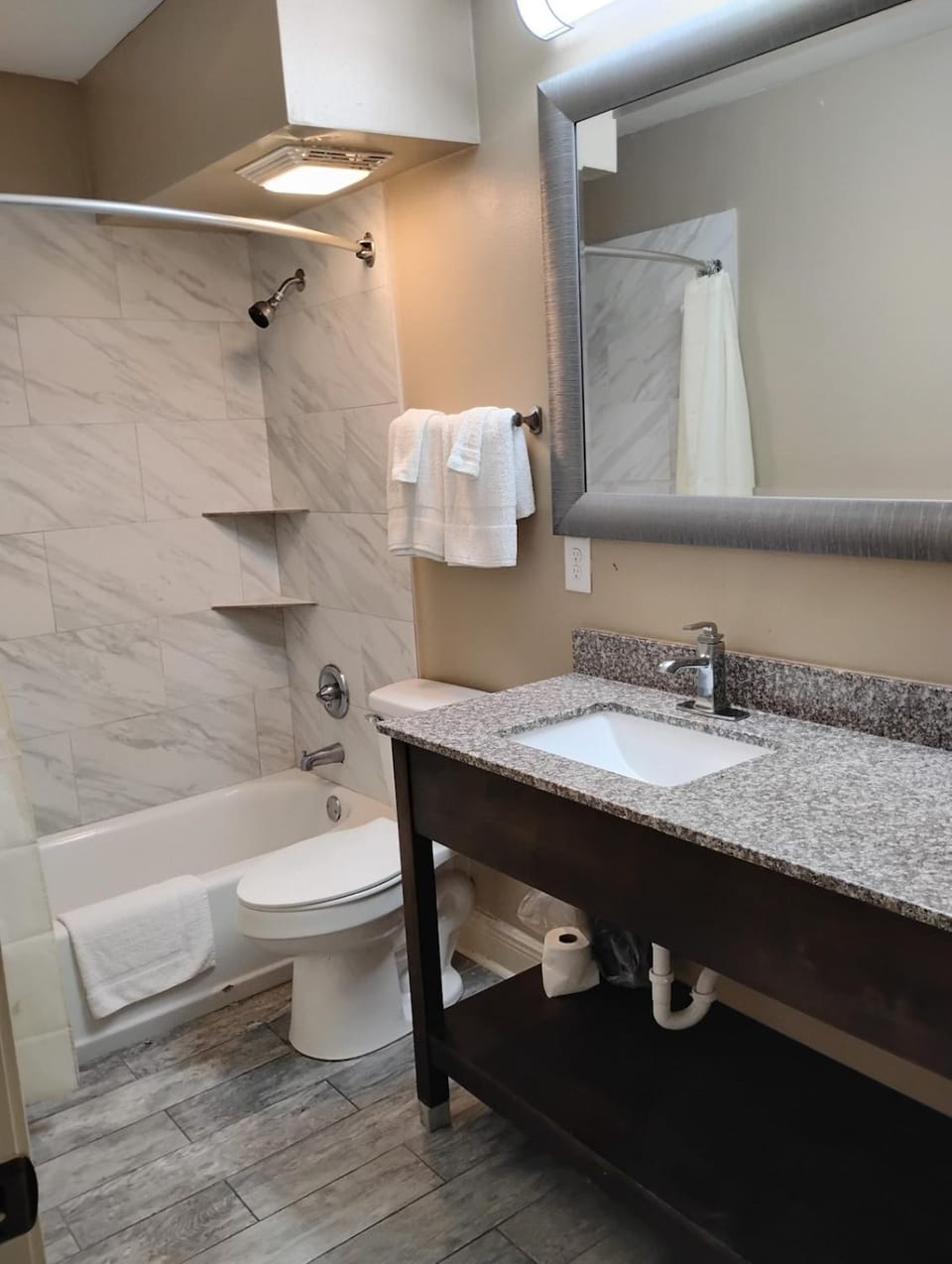 Gated - 1 King Bed 1 Bath Apt with Full Kitchen 121 Apartment in Baton Rouge