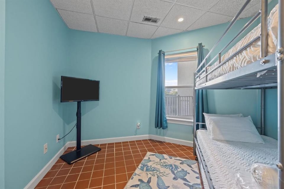 Hassle-Free- Easy Access Coastal Condo Apartment in North Topsail Beach
