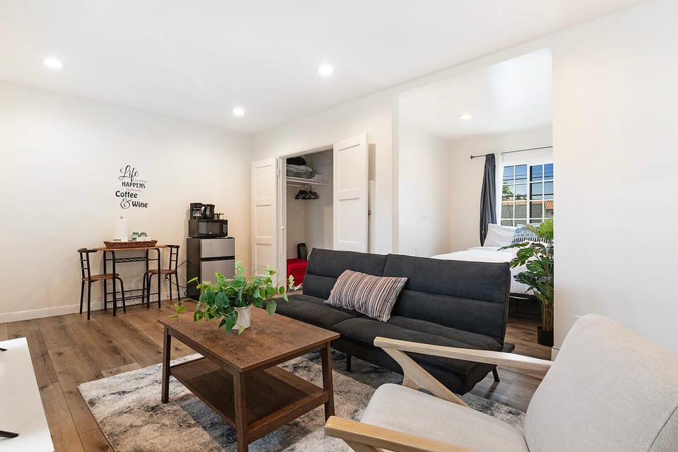 Cozy Studio Suite Near Beverly Hills for Two Apartment in Beverly Hills