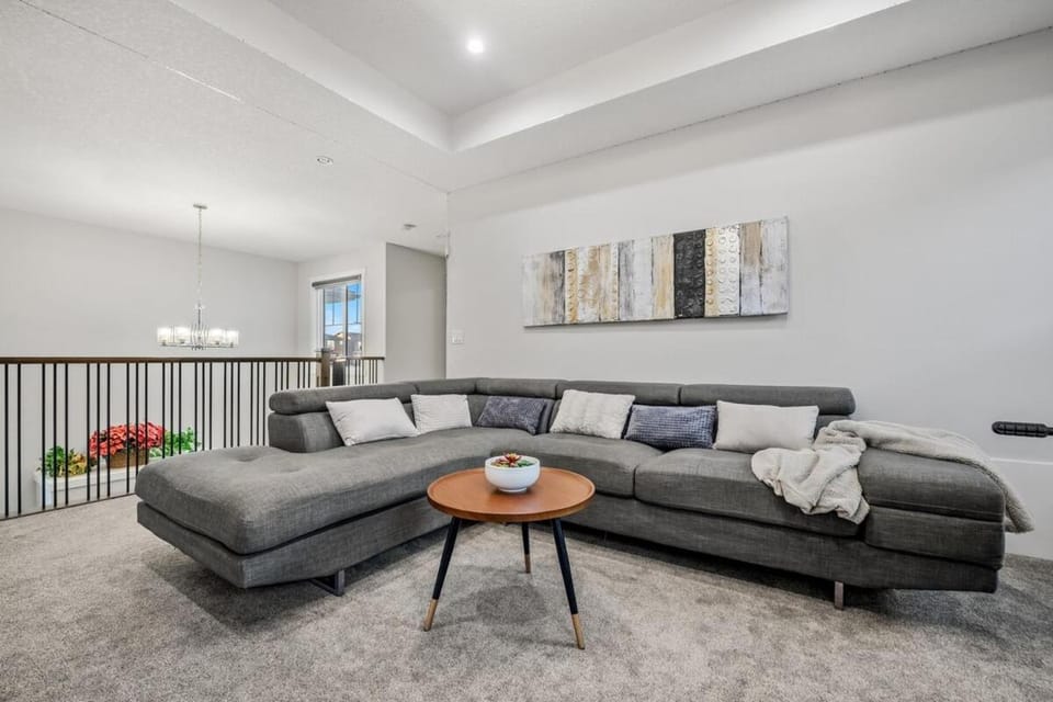 Spacious 8 Bedroom Family Retreat House in Calgary