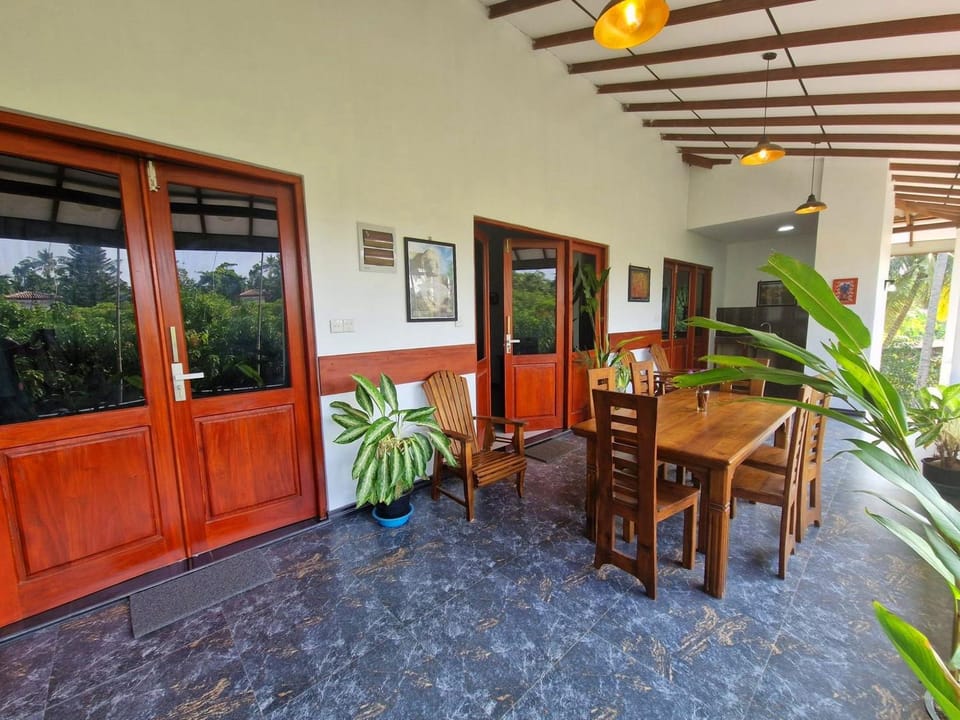 Seating area, Dining area