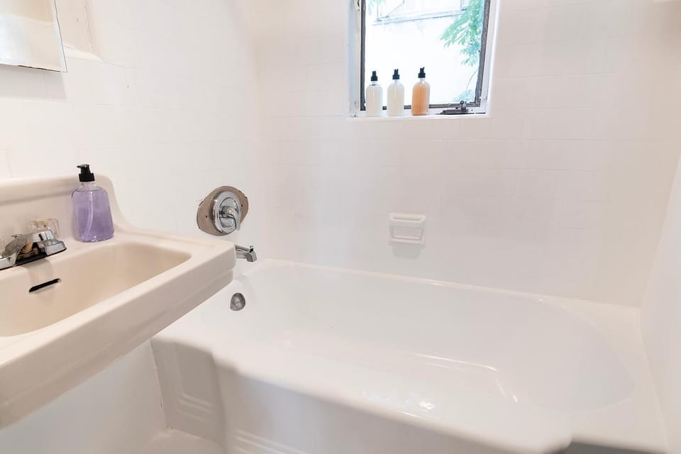 Affordable One-Bedroom Close to Pico and Beverly Hills Apartment in Beverly Hills