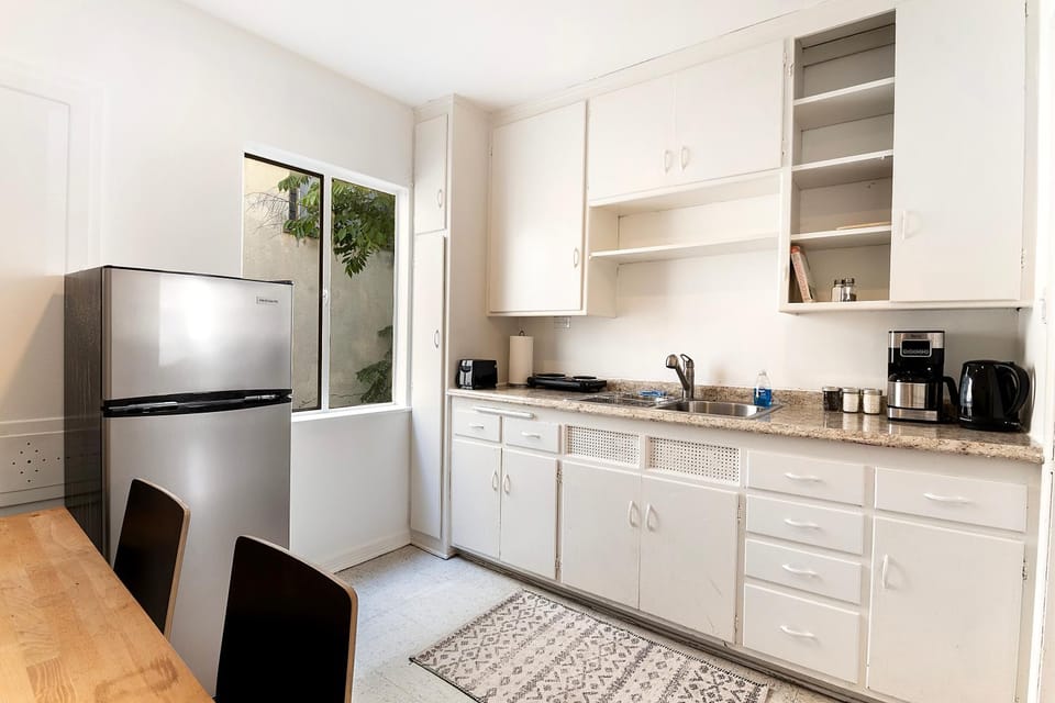 Affordable One-Bedroom Close to Pico and Beverly Hills Apartment in Beverly Hills