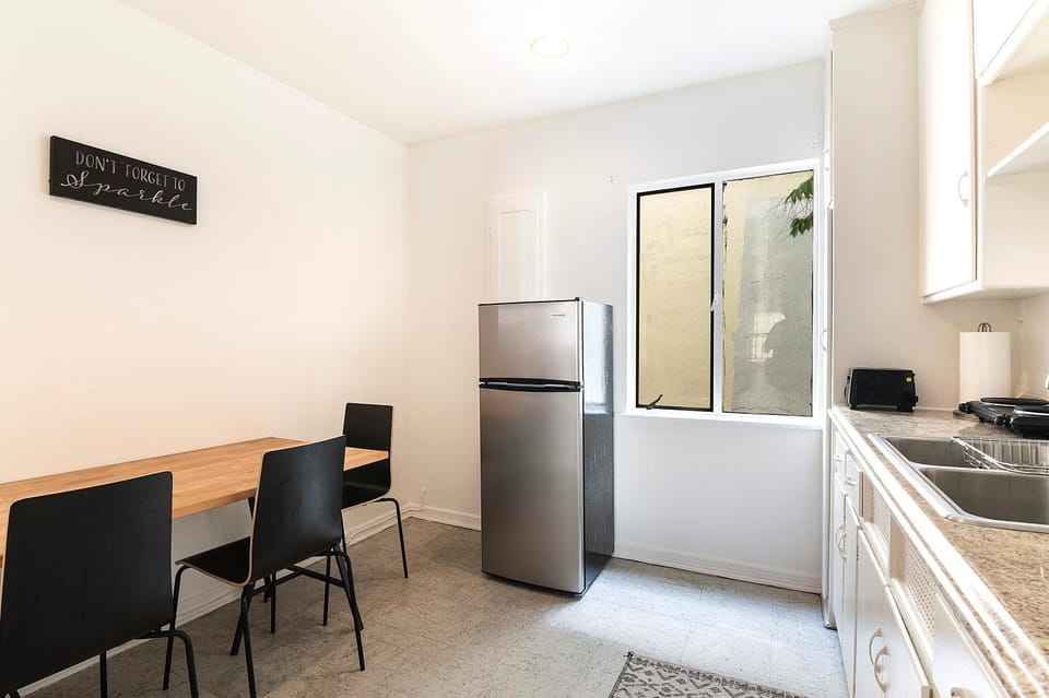 Affordable One-Bedroom Close to Pico and Beverly Hills Apartment in Beverly Hills