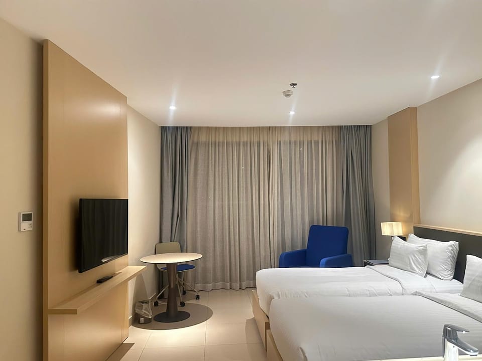 Communal lounge/ TV room, TV and multimedia, Living room, Photo of the whole room, Seating area, Bedroom