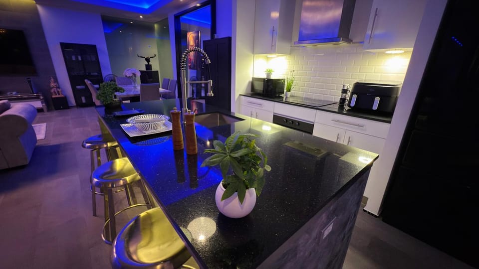 Kitchen or kitchenette, Seating area