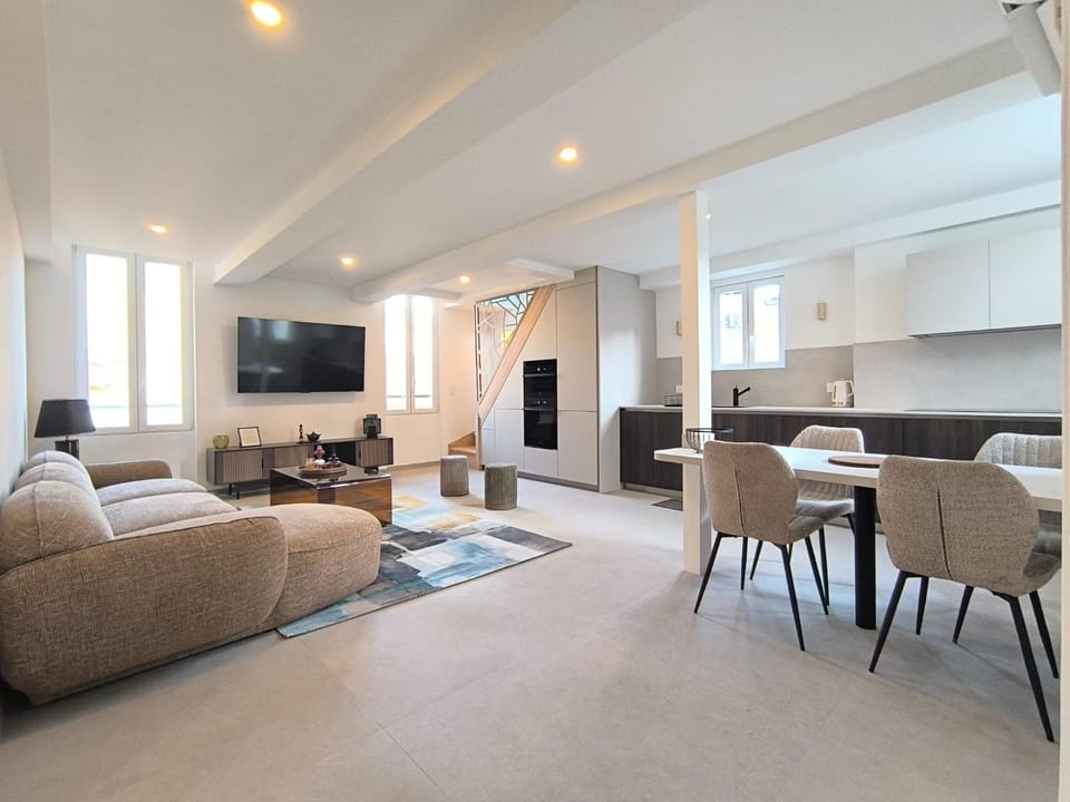 Elegant Renovated Apartment Nice Port AC Sleeps 4 Apartment in Nice