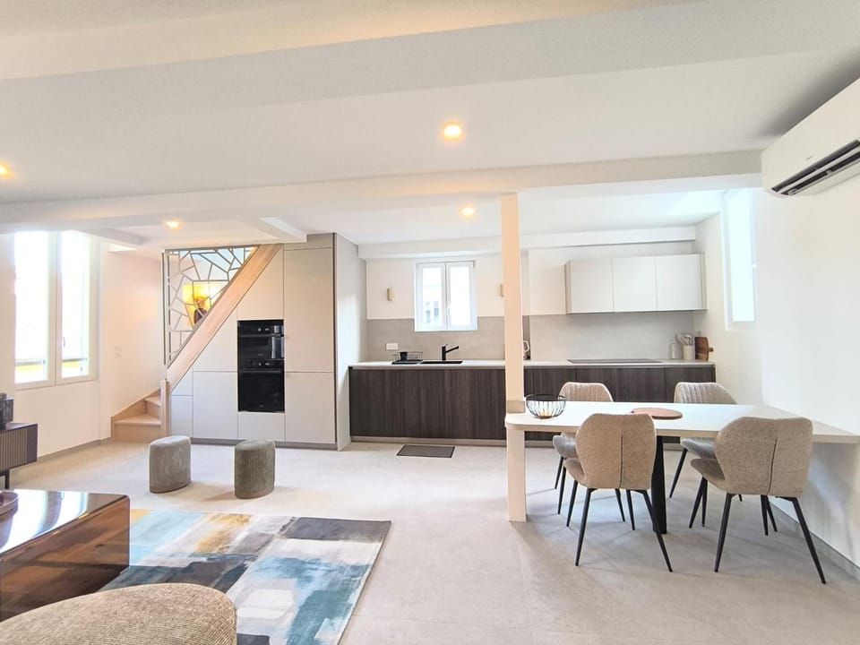 Elegant Renovated Apartment Nice Port AC Sleeps 4 Apartment in Nice