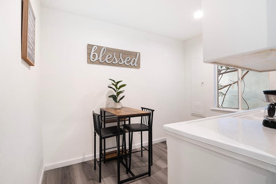 Bright Second-Floor Studio Near Beverly Hills Apartment in Beverly Hills