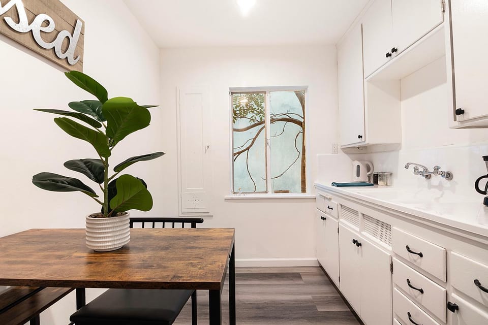 Bright Second-Floor Studio Near Beverly Hills Apartment in Beverly Hills
