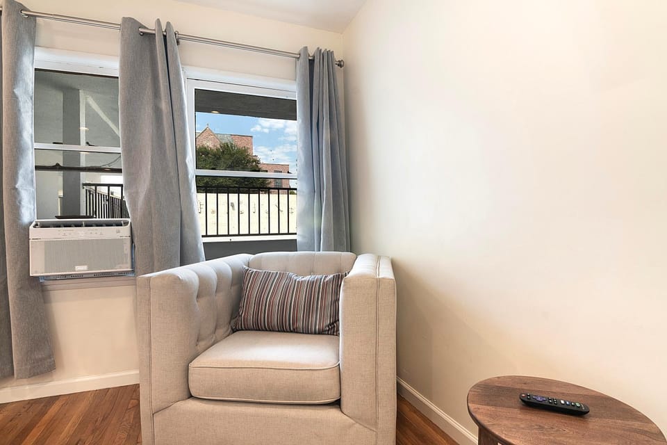 Bright Second-Floor Studio Near Beverly Hills Apartment in Beverly Hills