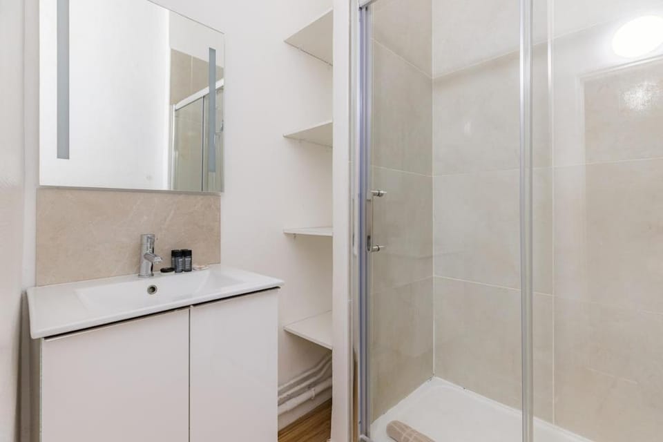 Chic & Centra 2 Bedrooms in the Heart of Le Marais Apartment in Paris