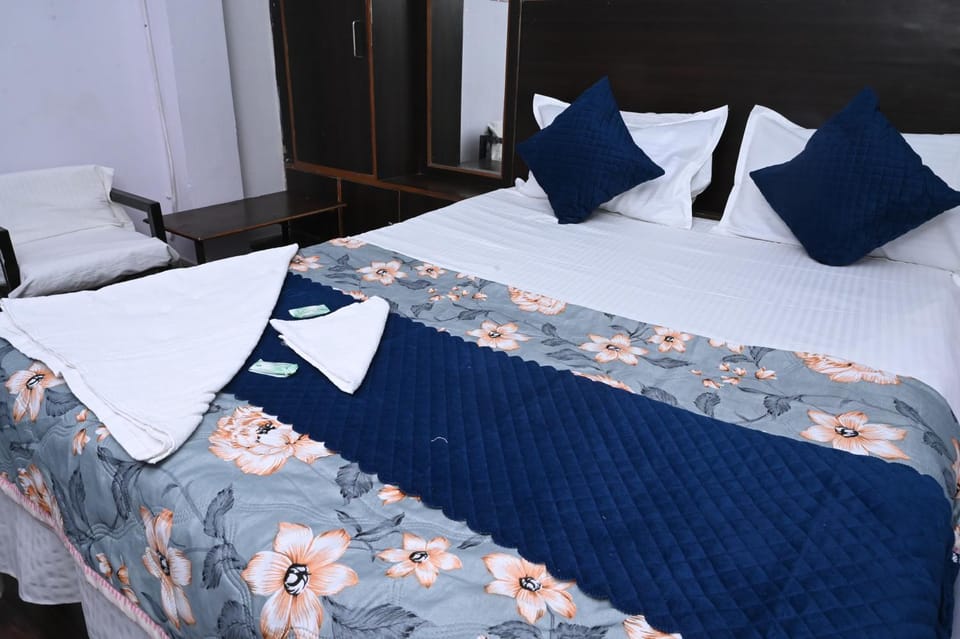 Bed, Bedroom, towels